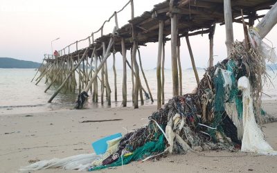 Bãi biển Cô Tô ngột ngạt bởi rác thải đại dương