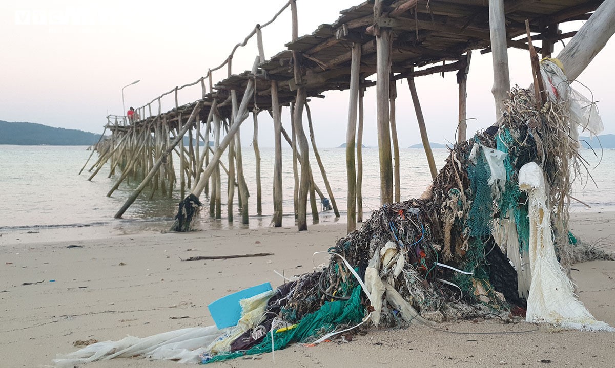 Bãi biển Cô Tô ngột ngạt bởi rác thải đại dương