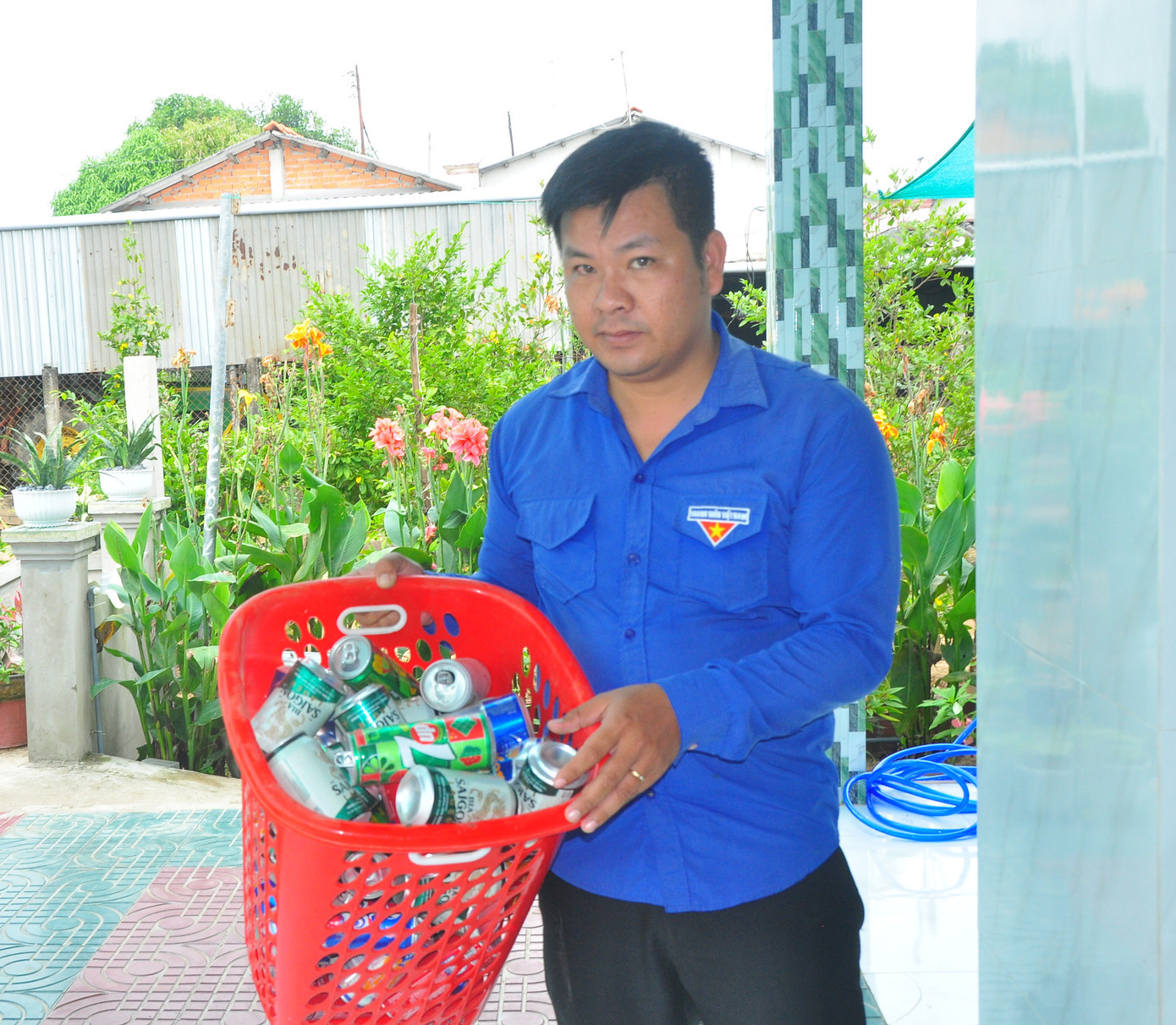Anh Nguyễn Khắc Vinh giới thiệu bức tranh nhôm Tứ quý Bình An