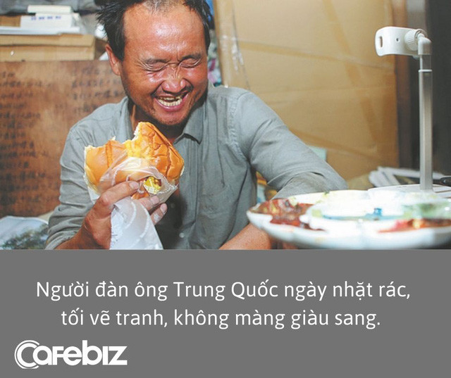 Anh Wei Guangming, người đàn ông nhặt rác và họa sĩ, đang cầm cọ vẽ, thể hiện niềm đam mê nghệ thuật