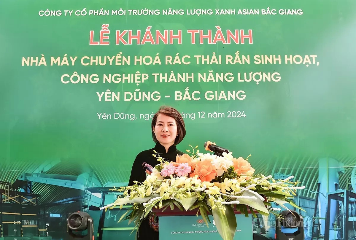 Bà Nguyễn Thị Phương Liên, Giám đốc điều hành ASIAN, chia sẻ về hành trình xây dựng nhà máy xử lý rác tiên phong, nhấn mạnh sự hợp tác và cam kết bền vững.