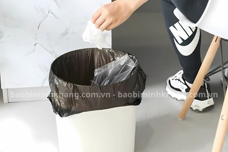 Bạn chỉ nên bỏ rác thải thông thường vào túi và tránh bỏ các vật sắc nhọn vào.