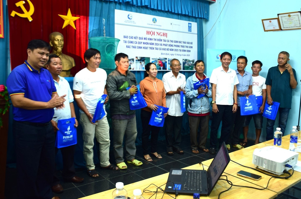 Ban tổ chức trao quà, khích lệ ngư dân tham gia thu gom rác thải nhựa, góp phần tạo nên những câu chuyện thành công có thể truyền cảm hứng cho các tác phẩm hoạt hình về môi trường.