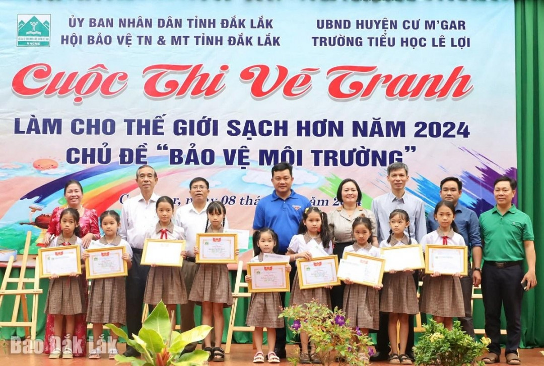 Ban tổ chức vinh danh các tác phẩm xuất sắc tại cuộc thi tranh chủ đề bảo vệ môi trường, khuyến khích sáng tạo.