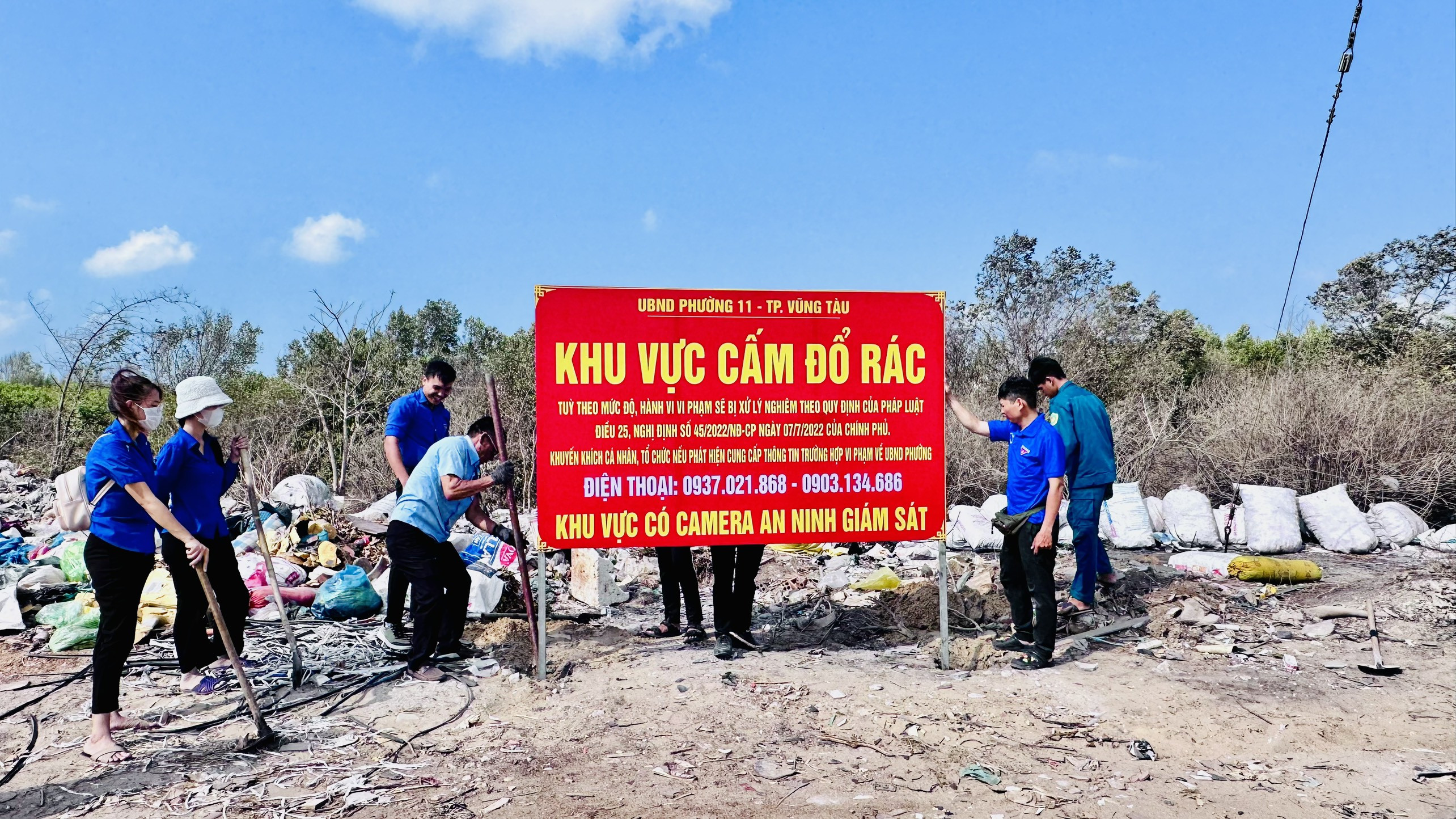 Bảng hiệu cấm đổ rác của UBND phường 11, một biện pháp quyết liệt chống rác thải bừa bãi
