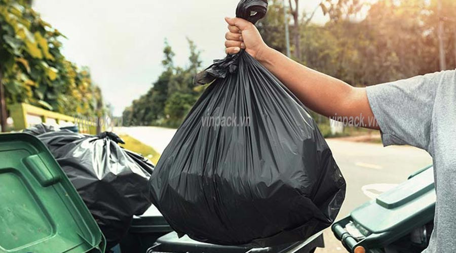 Bao đựng rác đen phổ biến trong quản lý chất thải đô thị