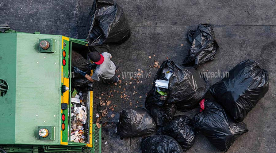 Bao rác đen size đại giúp tăng mỹ quan đô thị nhưng cũng đặt ra yêu cầu về phân loại rác thải