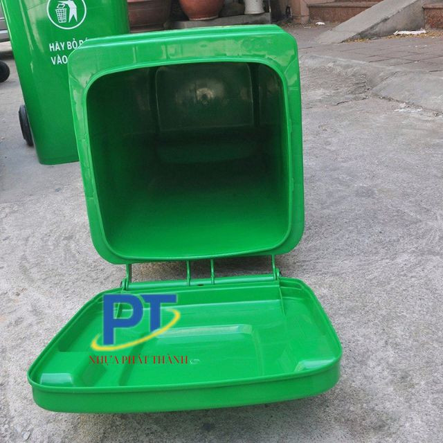 Bề mặt bên trong thùng rác 120l trơn nhẵn, giúp việc vệ sinh dễ dàng, góp phần duy trì vệ sinh môi trường.