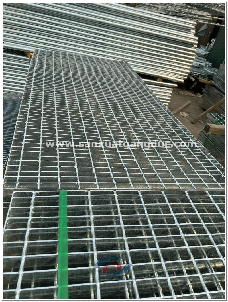 Bề mặt lưới chắn rác mạ kẽm chống trượt, đảm bảo an toàn và vệ sinh dễ dàng