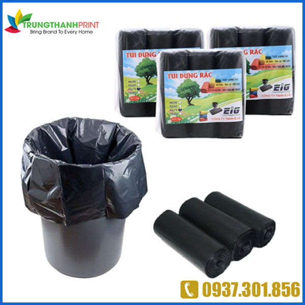 Bịch đựng rác công nghiệp cỡ lớn màu đen được sử dụng để thu gom một lượng lớn rác thải tại nhà máy