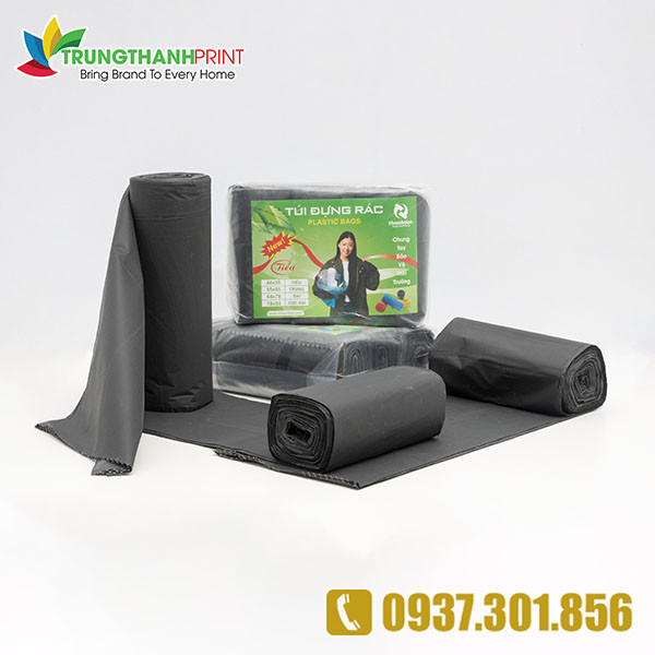 Bịch đựng rác cuộn màu đen với nhiều kích thước được trưng bày cùng các cuộn lớn nhỏ khác
