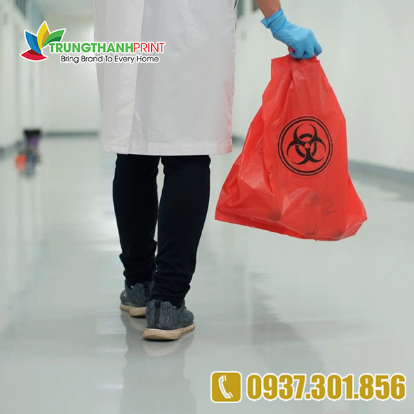 Bịch đựng rác y tế màu vàng với biểu tượng nguy hiểm sinh học, phục vụ việc xử lý chất thải bệnh viện
