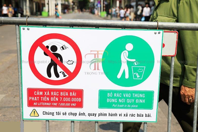 Biển báo cấm đổ rác có chữ "CẤM ĐỔ RÁC NƠI CÔNG CỘNG - XIN CHÂN THÀNH CẢM ƠN" đặt ở một khu vực công cộng.