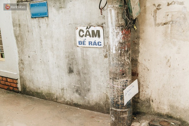 Biển báo cấm đổ rác tại khu dân cư, một trong nhiều nỗ lực ngăn chặn hình ảnh xả rác bừa bãi