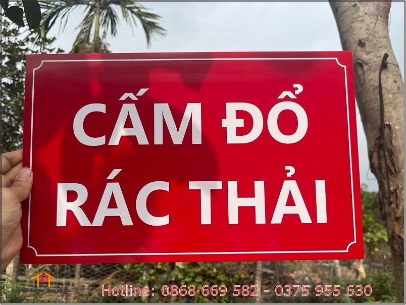 Biển cấm đổ rác bằng mica với chữ rõ ràng, thiết kế tiêu chuẩn