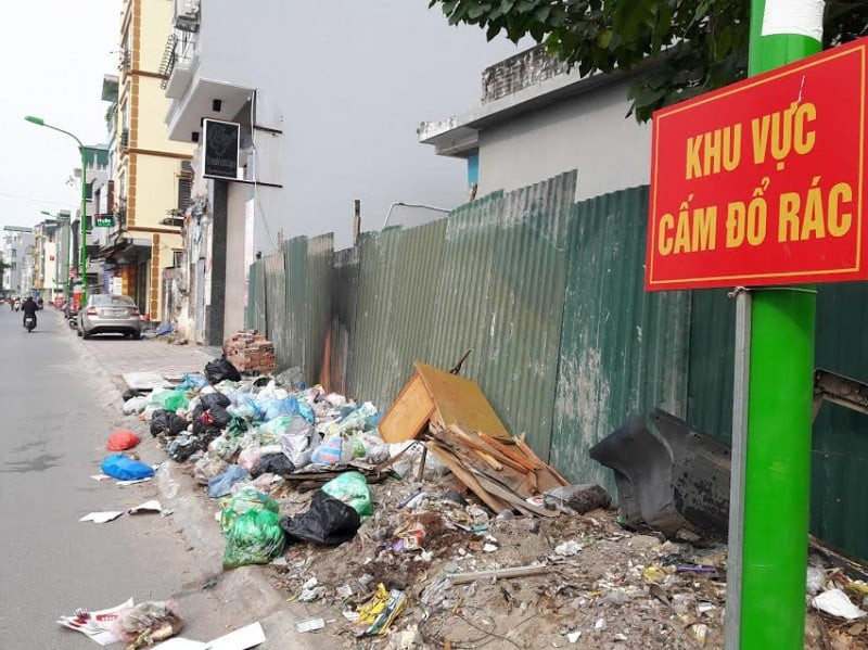 Biển cấm đổ rác nhưng rác vẫn tràn ngập