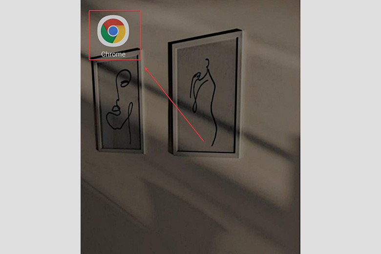 Biểu tượng ứng dụng trình duyệt Chrome trên màn hình điện thoại Android, chuẩn bị xóa lịch sử duyệt web