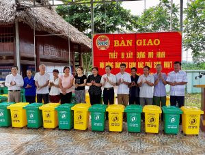 Bộ ba thùng rác phân loại màu sắc khác nhau, minh họa cách thức phân loại rác thải tại nguồn hiệu quả