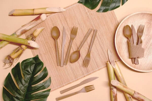 Bộ dao, muỗng, nĩa làm từ bã mía của EQUO, giải pháp ý tưởng sáng tạo bảo vệ môi trường
