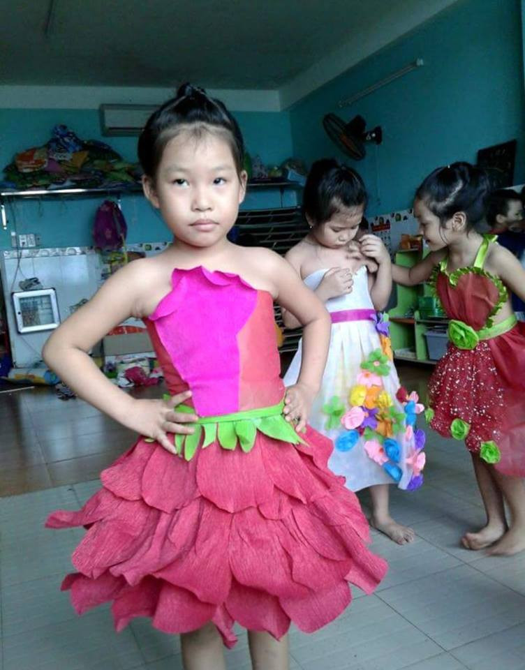 Bộ sưu tập trang phục tái chế đầy màu sắc