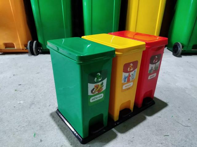 Bộ thùng rác có nắp với nhiều ngăn để phân loại rác hữu cơ, vô cơ và tái chế