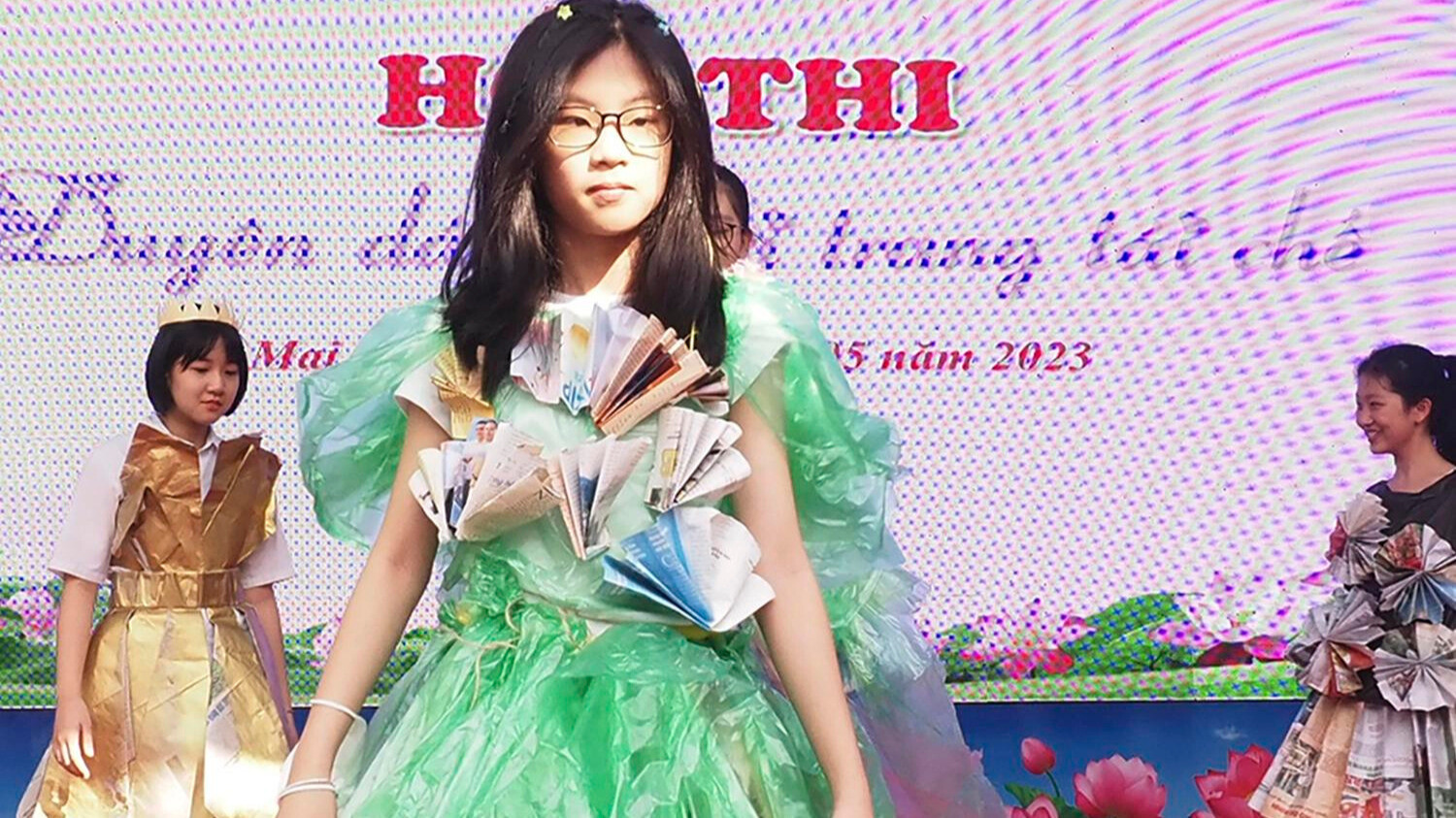 Bộ trang phục Chồi Non màu xanh lá cây, minh họa ý tưởng trang phục tái chế sáng tạo cho bài thuyết trình