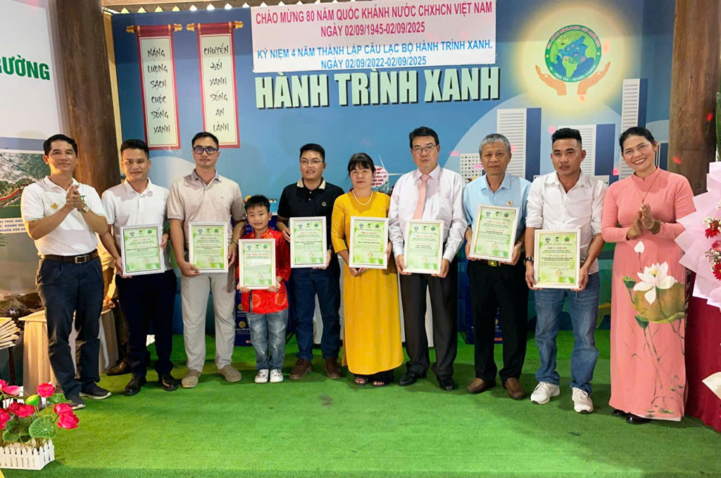 BTC Chương trình Kinh tế Tuần hoàn và Phát triển bền vững trao thư cảm ơn và biểu dương tập thể, cá nhân đã có nhiều đóng góp tích cực