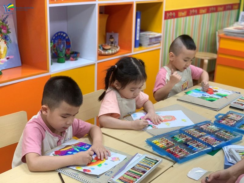 Các bạn nhỏ vui vẻ học vẽ tranh bảo vệ môi trường trong không gian sáng tạo, thúc đẩy tình yêu thiên nhiên