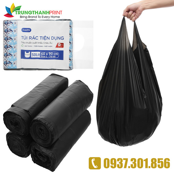 Các bịch đựng rác có quai màu đen được xếp chồng lên nhau, sẵn sàng cho việc sử dụng hàng ngày