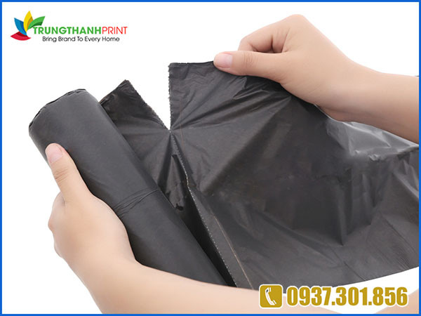 Các bịch đựng rác công nghiệp được xếp chồng lên nhau, sẵn sàng cho việc sử dụng trong các xí nghiệp lớn