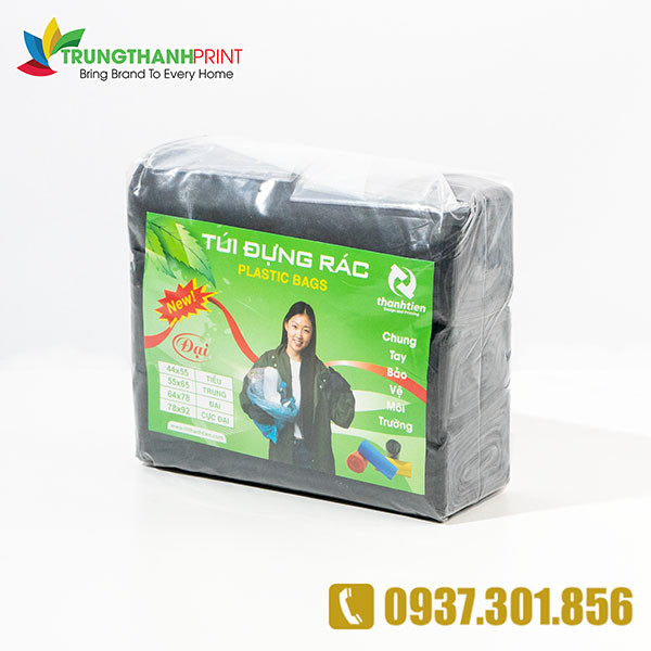 Các cuộn bịch đựng rác đen và màu sắc được trưng bày, sẵn sàng cho nhiều mục đích sử dụng