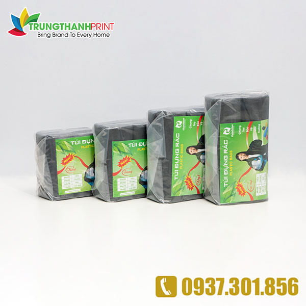 Các cuộn bịch đựng rác màu đen với nhiều kích cỡ khác nhau được sắp xếp gọn gàng