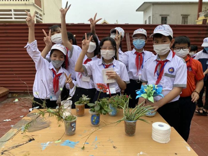 Các em học sinh chăm chỉ dọn vệ sinh, tạo ra những hình ảnh về bảo vệ môi trường xanh tươi