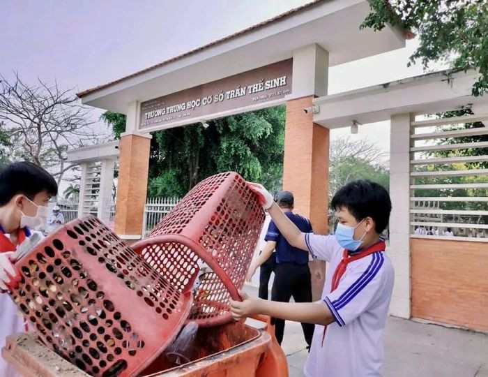 Các em học sinh cùng nhau dọn dẹp rác thải, một trong những hình ảnh về bảo vệ môi trường đầy ý nghĩa