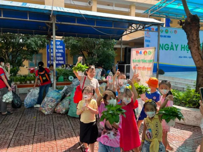 Các em học sinh tích cực dọn dẹp khuôn viên, tạo ra những hình ảnh về bảo vệ môi trường xanh sạch đẹp