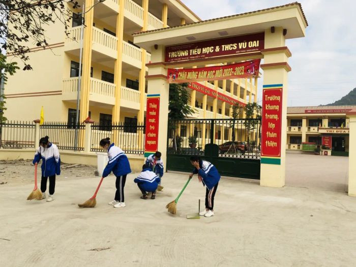 Các em học sinh tiểu học nhiệt tình tham gia trồng cây, tạo nên những hình ảnh về bảo vệ môi trường đáng yêu