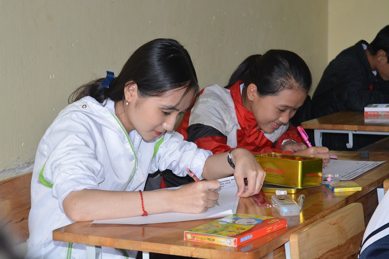 Các em học sinh vẽ tranh dự thi về đề tài bảo vệ môi trường