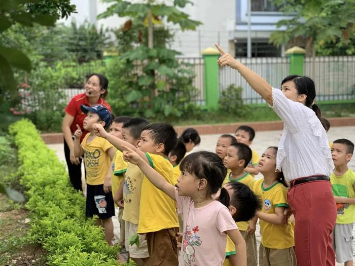 Các em nhỏ vui vẻ thu gom rác, một hành động ý nghĩa trong những hình ảnh về bảo vệ môi trường