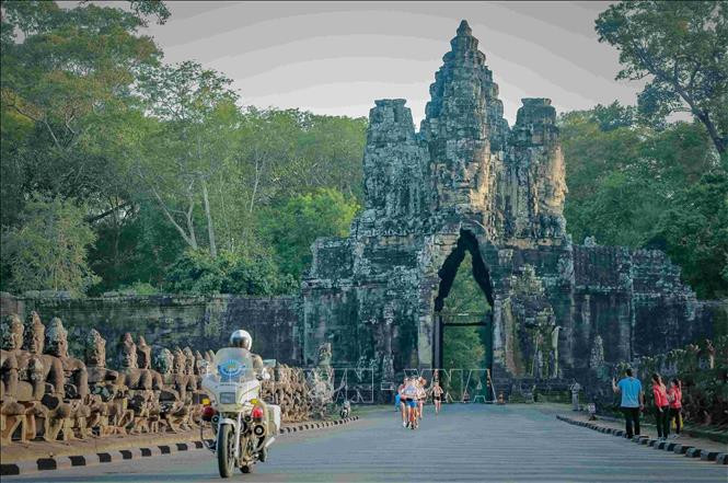 các hình ảnh bảo vệ môi trường tại cung đường Marathon SEA Games 32 qua đền Bayon