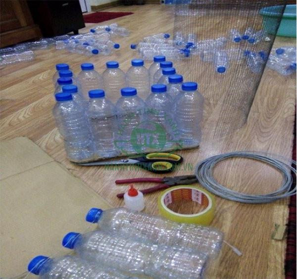 Các loại vỏ chai nhựa cũ và dây kẽm để tạo thùng rác tái chế