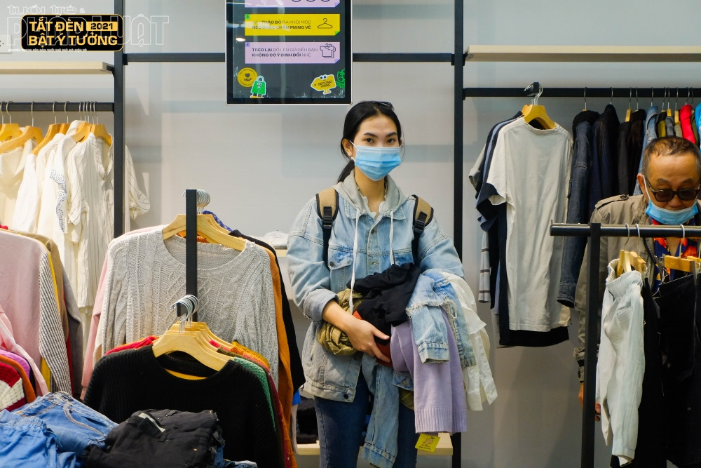 Các mẫu thời trang tái chế làm từ chai nhựa được trưng bày tại sự kiện