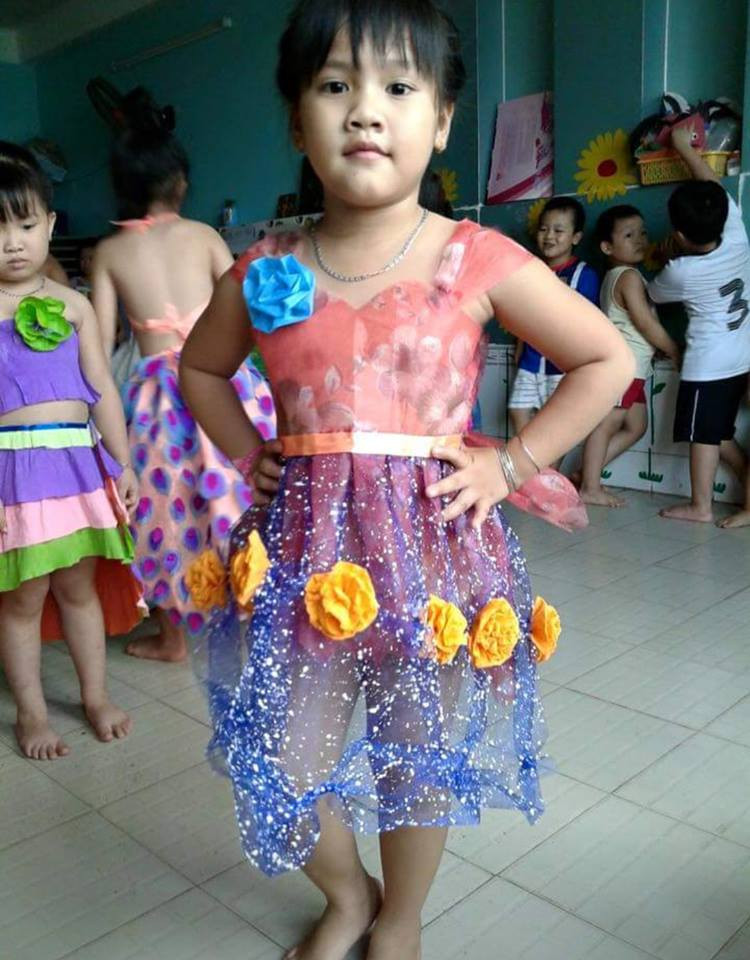 Các mẫu trang phục tái chế đa dạng