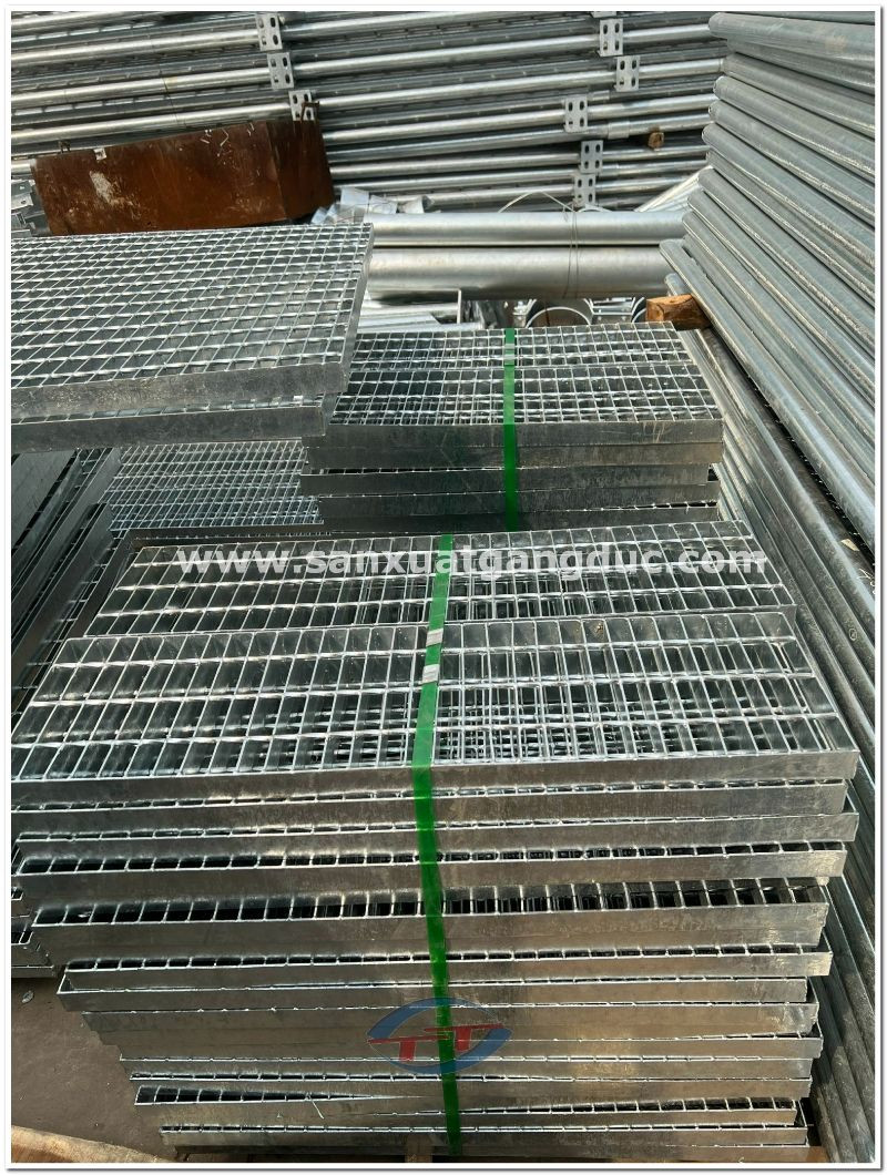 Các tấm lưới chắn rác mạ kẽm được sản xuất theo quy cách chuẩn bị cho vận chuyển