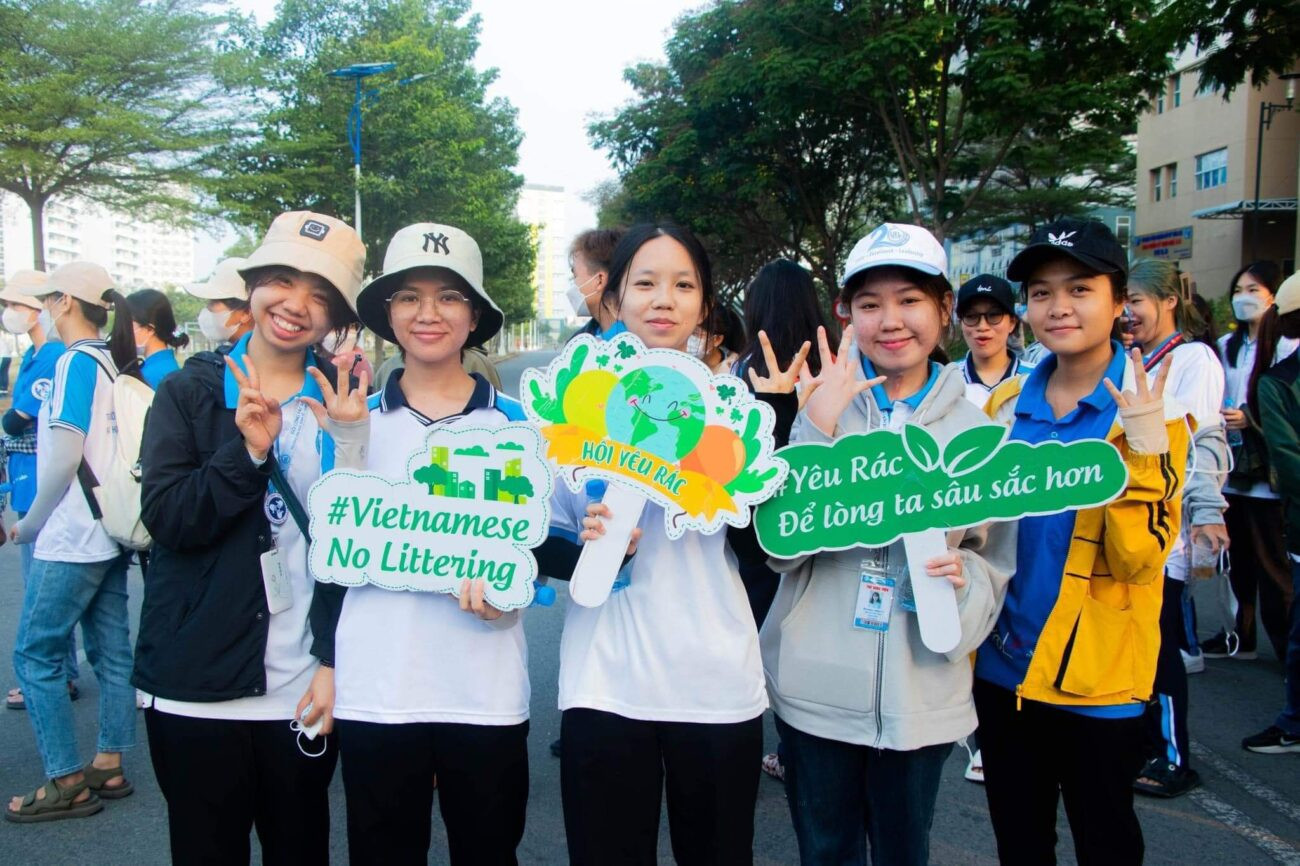 Các thành viên Hội Yêu Rác sử dụng hashtag bảo vệ môi trường với thông điệp đa dạng