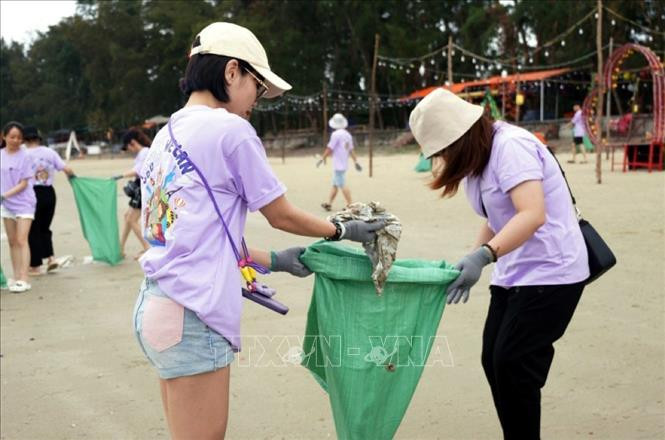 Các thành viên nhiệt tình nhặt rác bãi biển Cô Tô