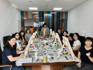 Các thầy cô tham gia vẽ tranh màu acrylic trên vải canvas, thể hiện tinh thần sáng tạo