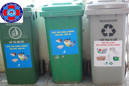 Các thùng rác được phân loại rõ ràng tại trung tâm y tế, góp phần thực hiện giải pháp giảm thiểu rác thải nhựa