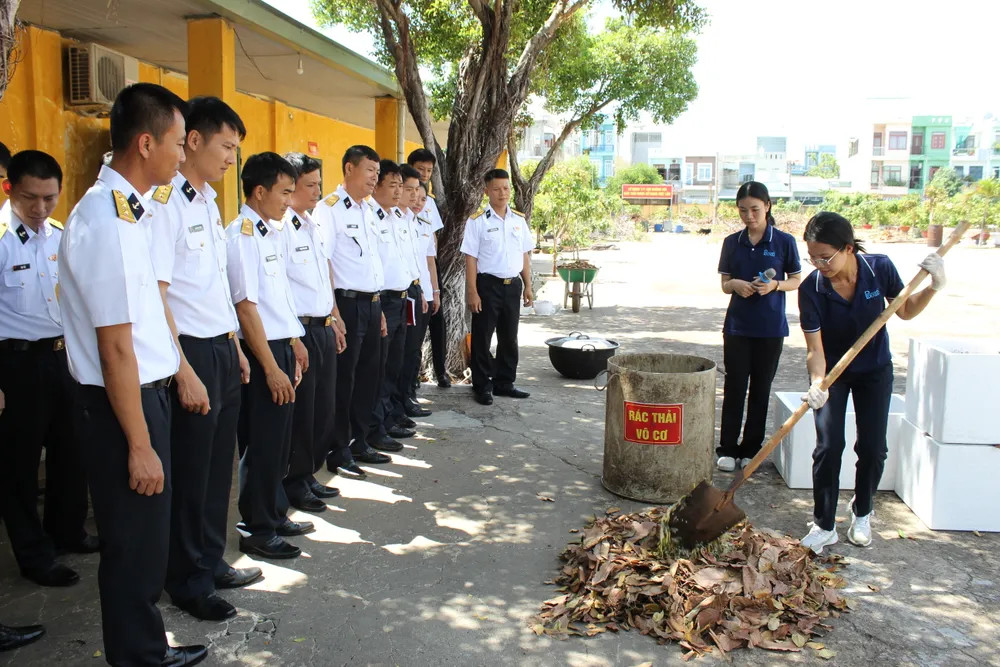 Cán bộ, chiến sĩ Lữ đoàn 171 thực hành ủ phân hữu cơ, góp phần bảo vệ môi trường