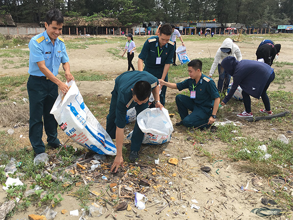 Cán bộ, ĐVTN Sư đoàn 367 phối hợp cùng Thành đoàn TP Hồ Chí Minh tổ chức Hội trại làm sạch biển, chung tay bảo vệ môi trường biển