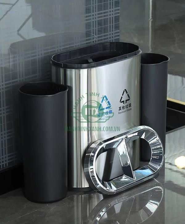 Cận cảnh cấu tạo thùng rác inox văn phòng hai ngăn, gồm vỏ ngoài bền bỉ và thùng lót nhựa tiện lợi